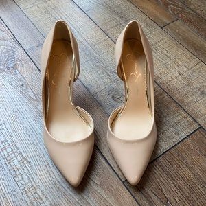 Classic nude pumps